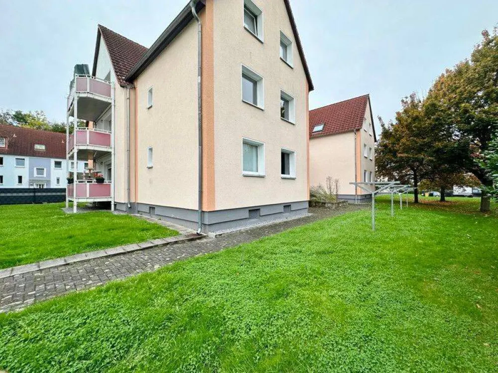 Newly Renovated! 2-Room Apartment with Large Shower Bath!