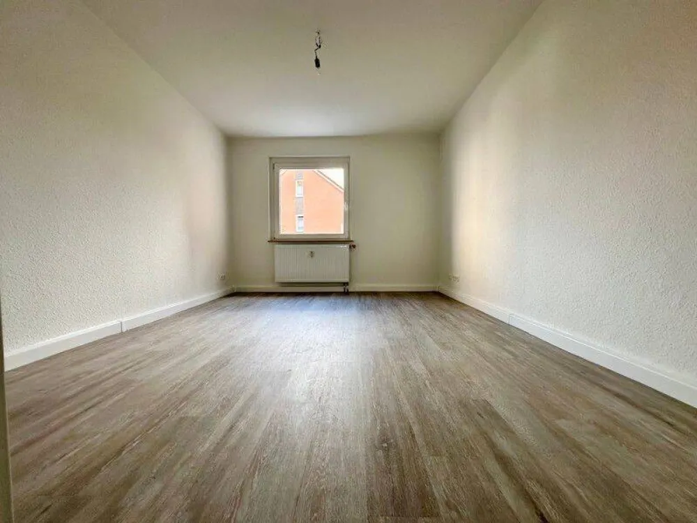 Newly Renovated! 2-Room Apartment with Large Shower Bath!