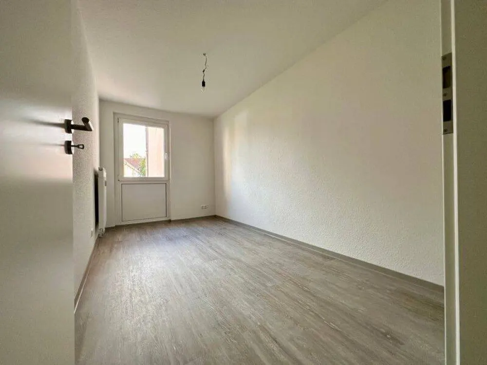 Newly Renovated! 2-Room Apartment with Large Shower Bath!