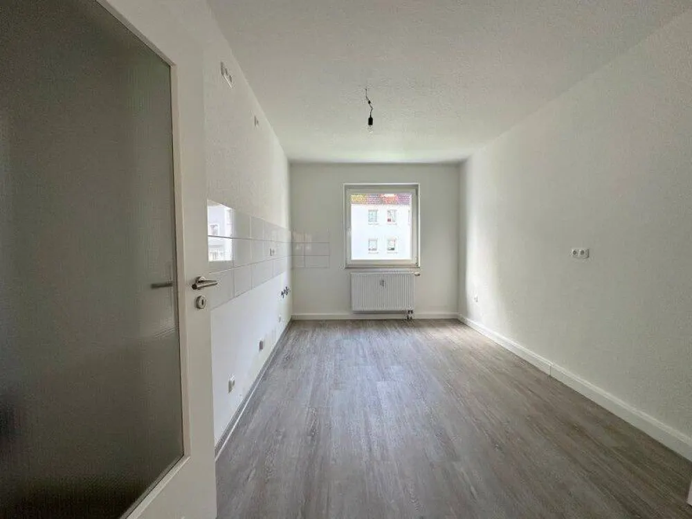 Newly Renovated! 2-Room Apartment with Large Shower Bath!