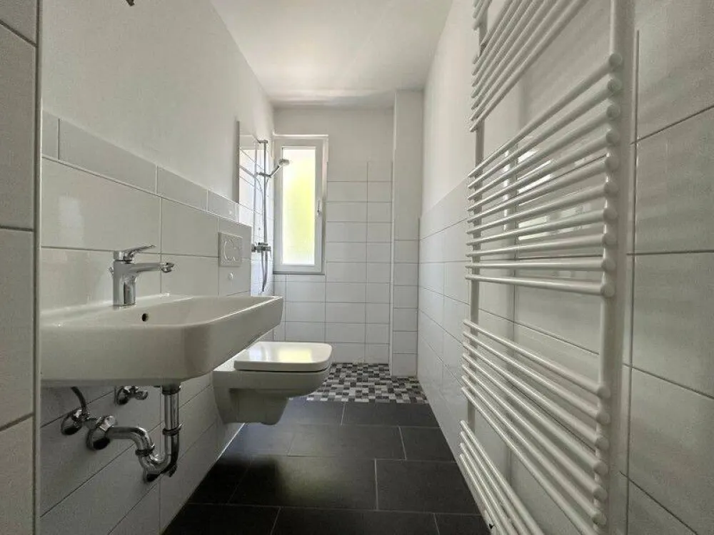 Newly Renovated! 2-Room Apartment with Large Shower Bath!