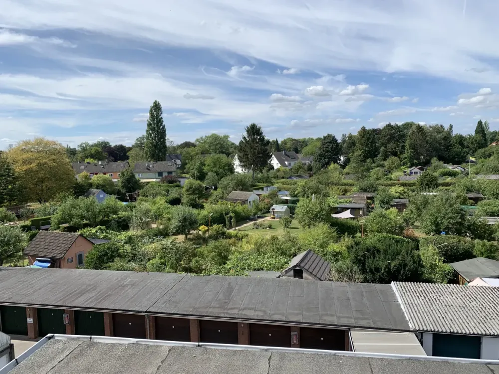 Well-maintained 1-room attic apartment with fitted kitchen in Krefeld-Bockum
