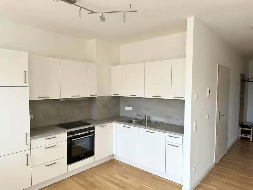 High-quality 3-room ground floor apartment with fitted kitchen, 2 daylight bathrooms, terrace and garden share