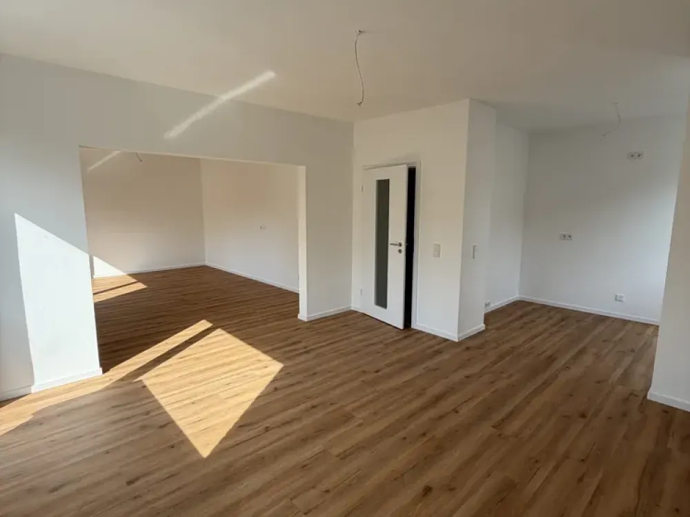 Erstbezug nach Kernsanierung | 95 m² | 3 Zimmer | Fußbodenheizung | Balkon