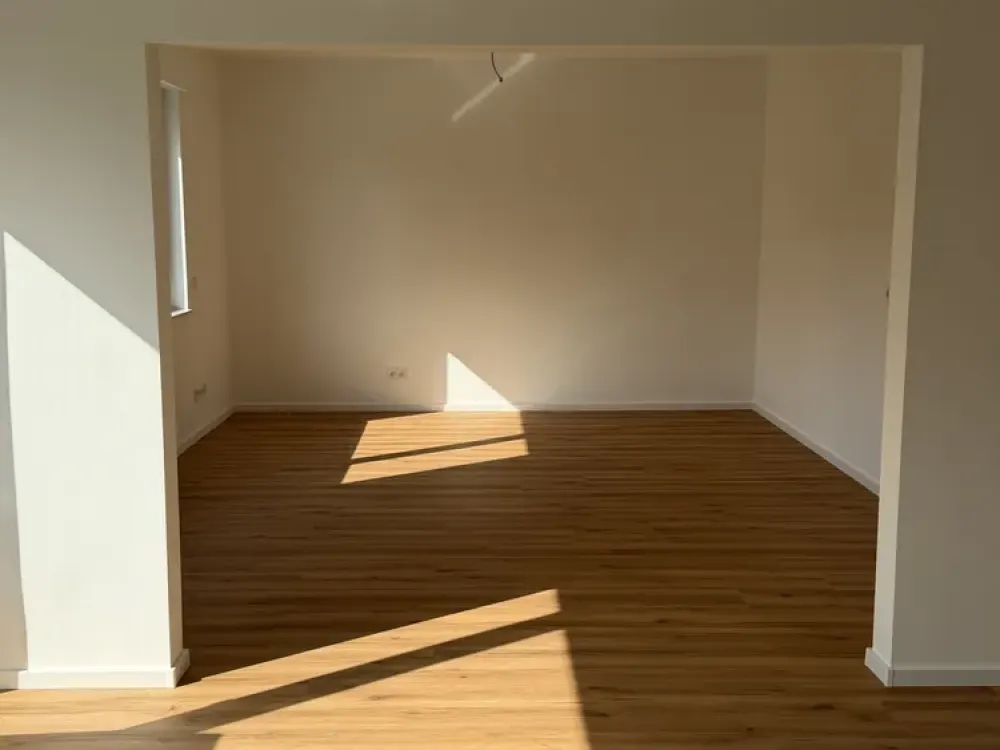 Erstbezug nach Kernsanierung | 95 m² | 3 Zimmer | Fußbodenheizung | Balkon