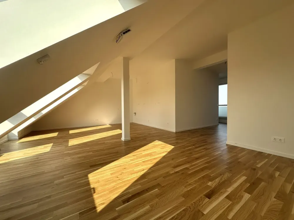 First Occupancy Large 4-Room Apartment with Loggia in Dresden-Friedrichstadt