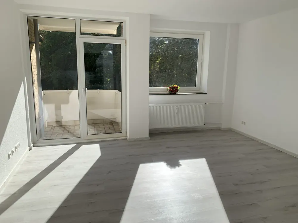Bright 1-Room Apartment with Fitted Kitchen and Balcony in Hannover