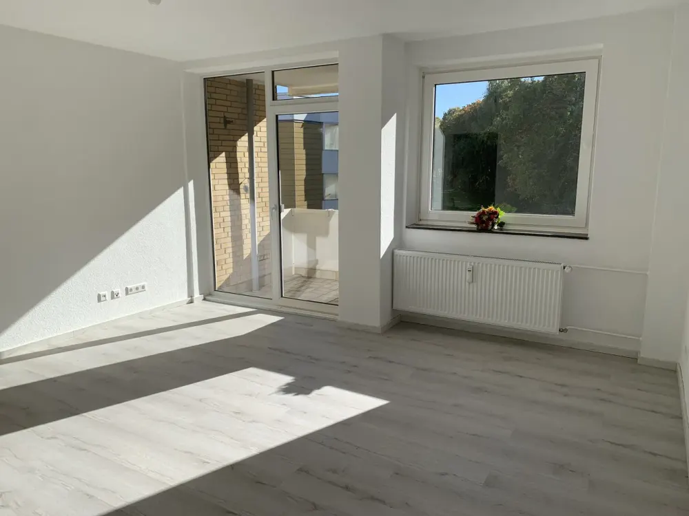 Bright 1-Room Apartment with Fitted Kitchen and Balcony in Hannover