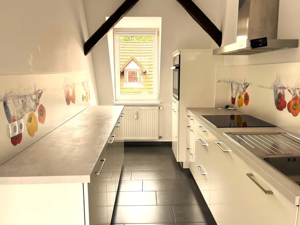 Renovated, bright 3.5-room attic apartment with balcony, walk-in shower, nearly new fitted kitchen and real wooden floorboards