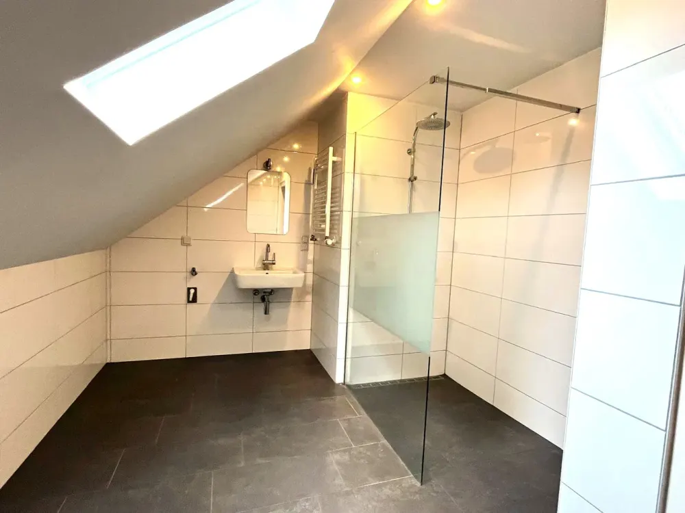 Renovated, bright 3.5-room attic apartment with balcony, walk-in shower, nearly new fitted kitchen and real wooden floorboards