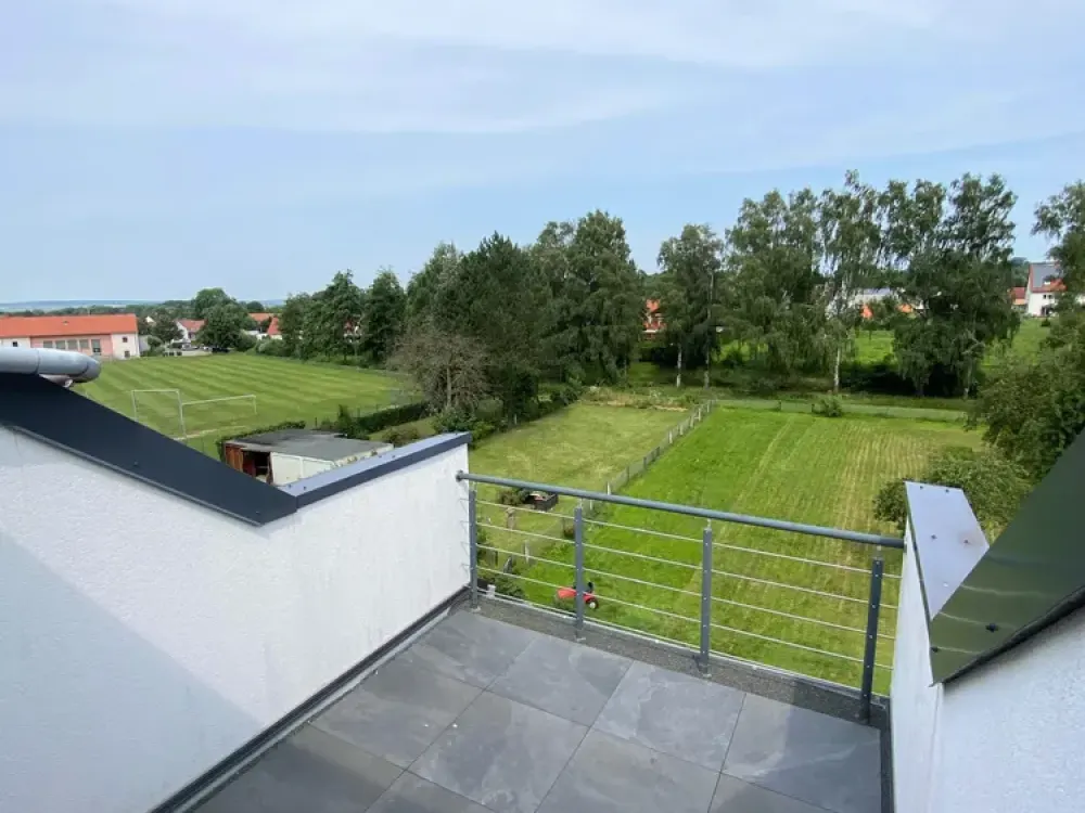 Renovated, bright 3.5-room attic apartment with balcony, walk-in shower, nearly new fitted kitchen and real wooden floorboards