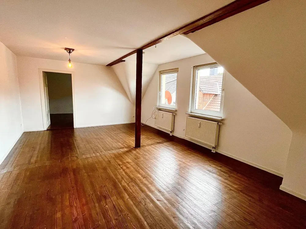 Renovated, bright 3.5-room attic apartment with balcony, walk-in shower, nearly new fitted kitchen and real wooden floorboards