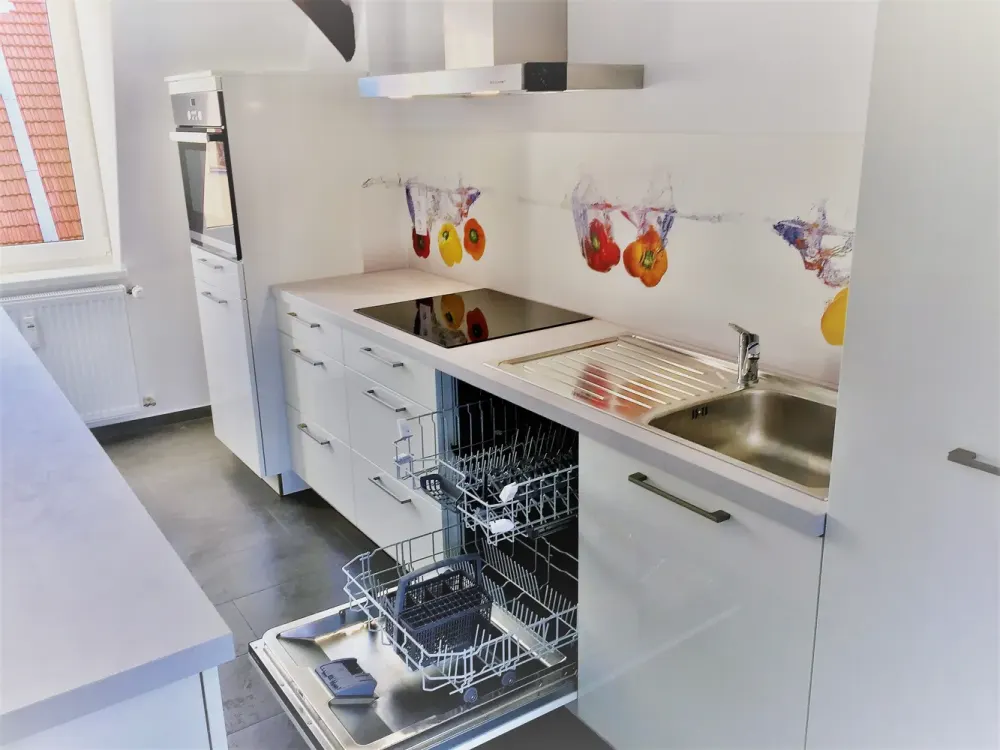 Renovated, bright 3.5-room attic apartment with balcony, walk-in shower, nearly new fitted kitchen and real wooden floorboards
