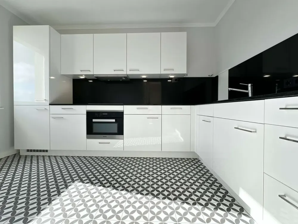 Hochwertig sanierte 2-Zi.-Wohnung mit exklusiver Einbauküche, PKW-Stellplatz und Südwestbalkon