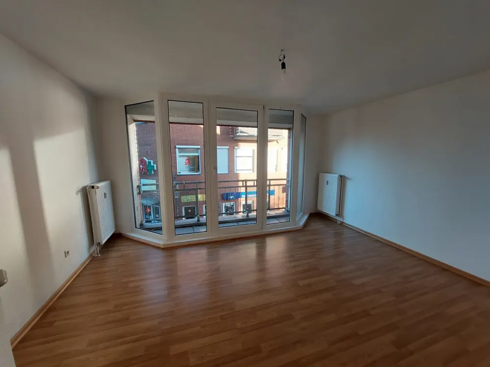 Beautiful 4-Room Apartment with Sunny Balcony in Central Location