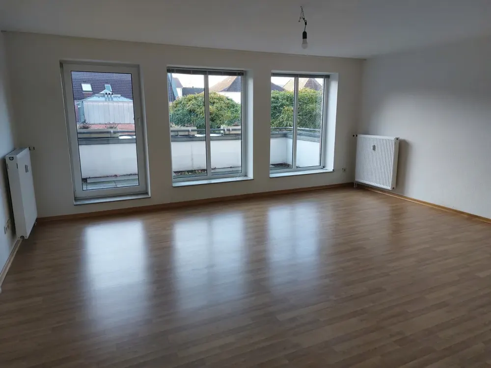 Beautiful 4-Room Apartment with Sunny Balcony in Central Location