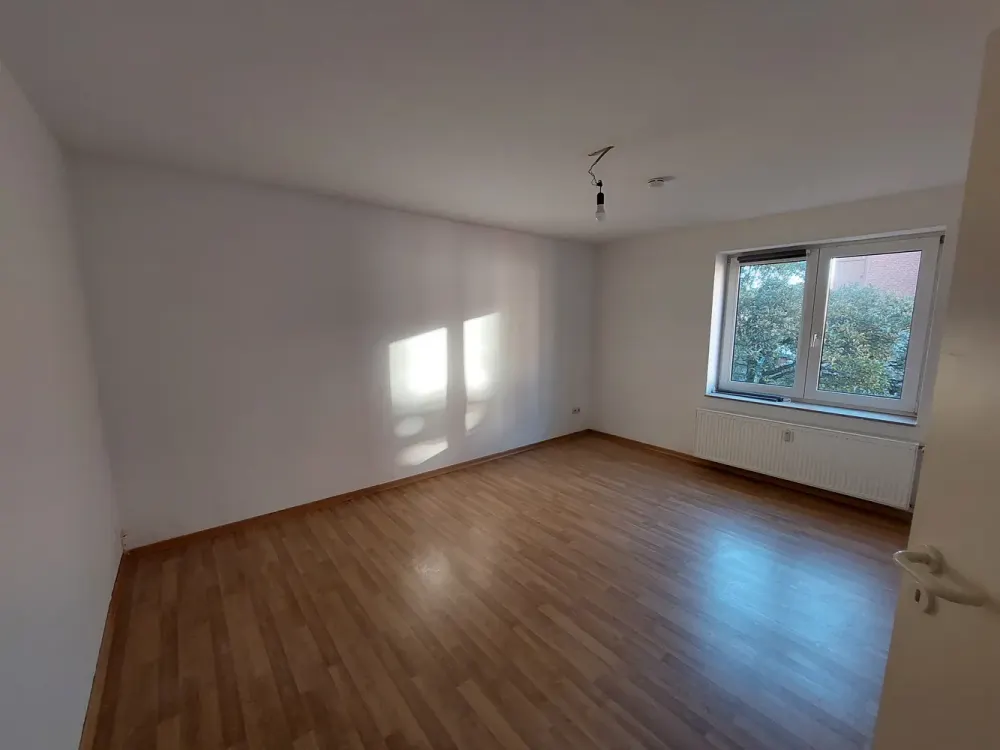 Beautiful 4-Room Apartment with Sunny Balcony in Central Location