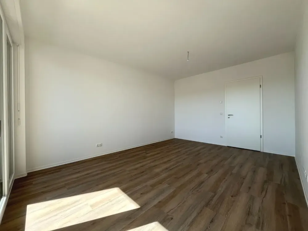 Stylish 3-Room New-Build Apartment with Daylight Bathroom, Balcony and Loggia in the Center | Optional Fitted Kitchen