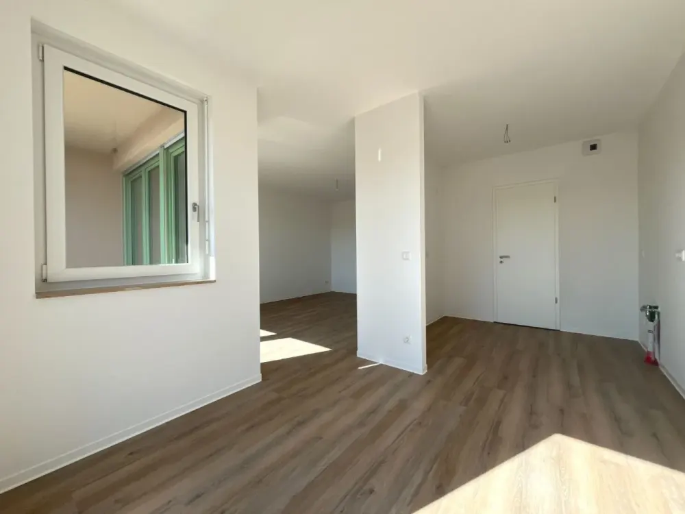 Stylish 3-Room New-Build Apartment with Daylight Bathroom, Balcony and Loggia in the Center | Optional Fitted Kitchen
