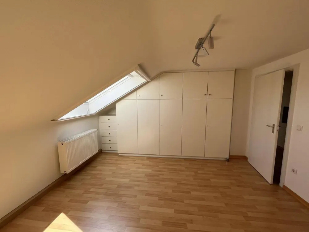 KA-Grünwettersbach / شقة علوية مكونة من غرفتين مشرقة ومعتنى بها مع مطبخ مجهز / متاحة من 01.11.2026