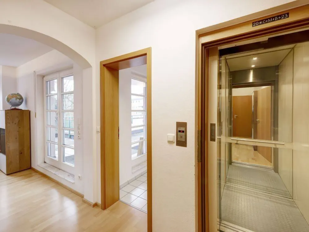Pasing Süd am Stadtpark: 3 Zi.-Penthouse mit 90 m² Netto-Wfl, 90 m² Dachterrasse, Aufzug in die Whng. und TG