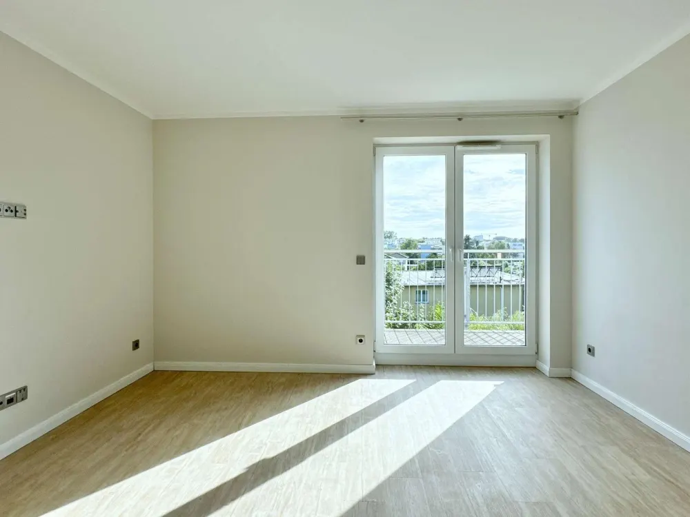 High-quality renovated 2-room apartment with fitted kitchen, balcony, elevator & underground parking space