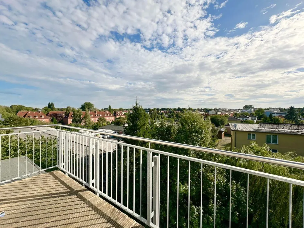 High-quality renovated 2-room apartment with fitted kitchen, balcony, elevator & underground parking space