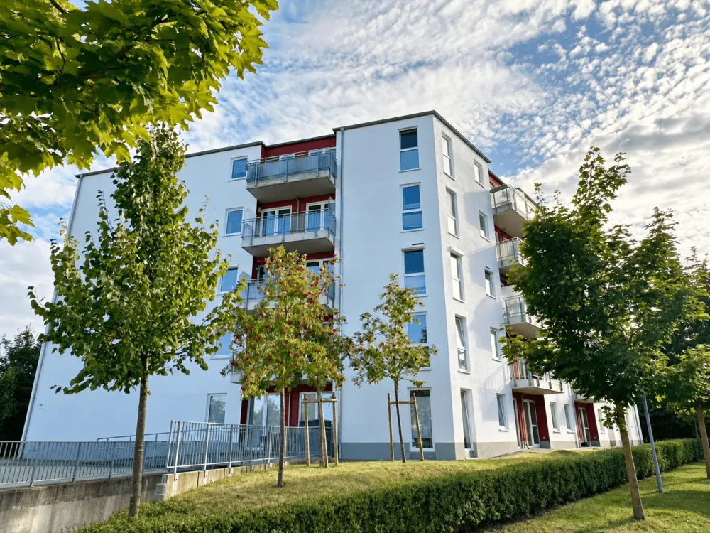 High-quality renovated 2-room apartment with fitted kitchen, balcony, elevator & underground parking space