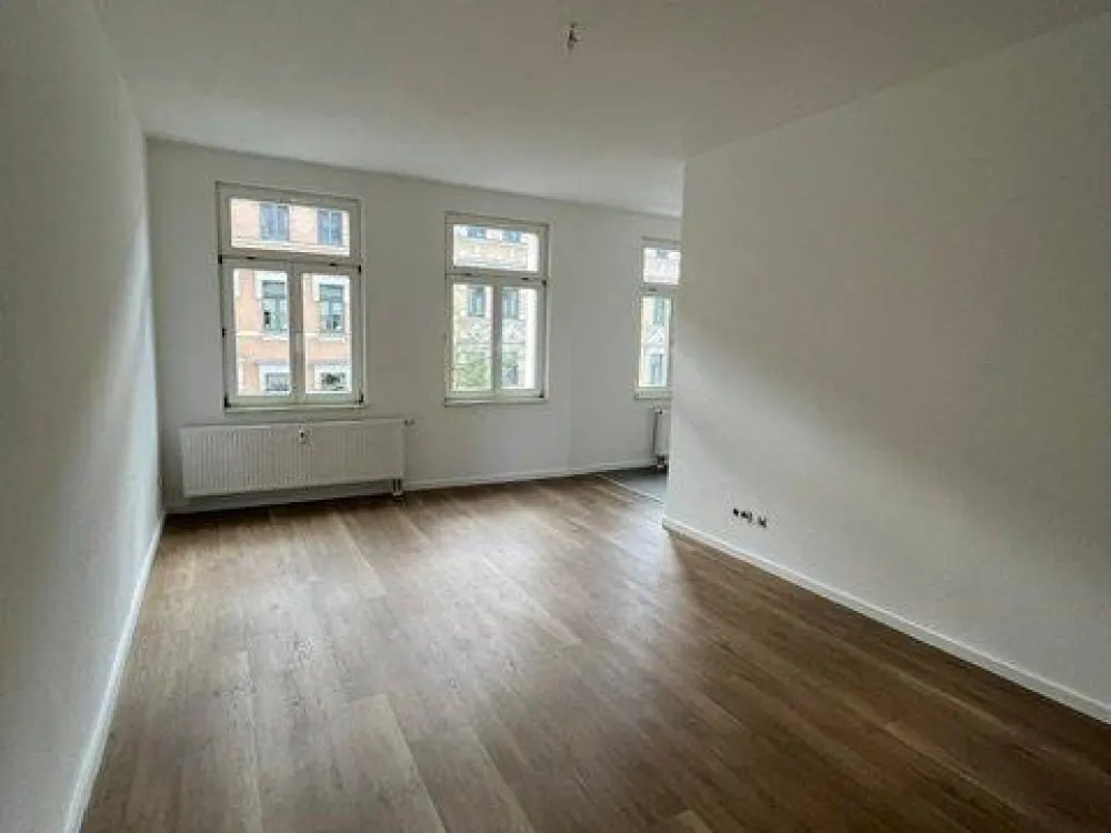 Bright and modern 2-room apartment with fitted kitchen, balcony and cellar