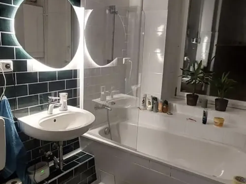 We are looking for new tenants for our bright 85 m², 3-room old building apartment in Berlin-Spandau