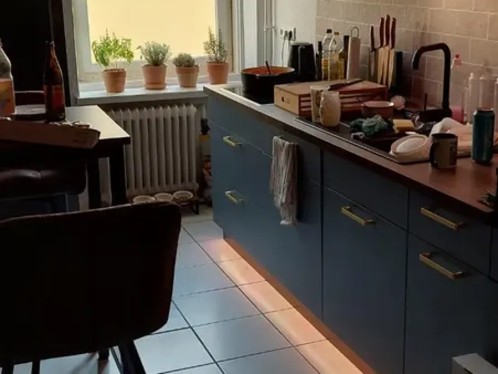 We are looking for new tenants for our bright 85 m², 3-room old building apartment in Berlin-Spandau