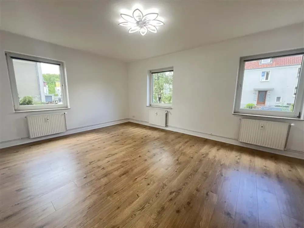 Cozy Living with Space to Live: Bright 2.5-Room Ground Floor Apartment, Available Immediately