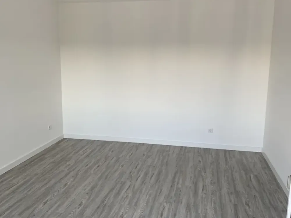 Stylish 2-Room Apartment with Balcony in Frankfurt am Main