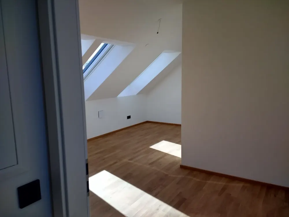 Stylish 3-Room Maisonette Apartment with Top Features in München Alt-Riem