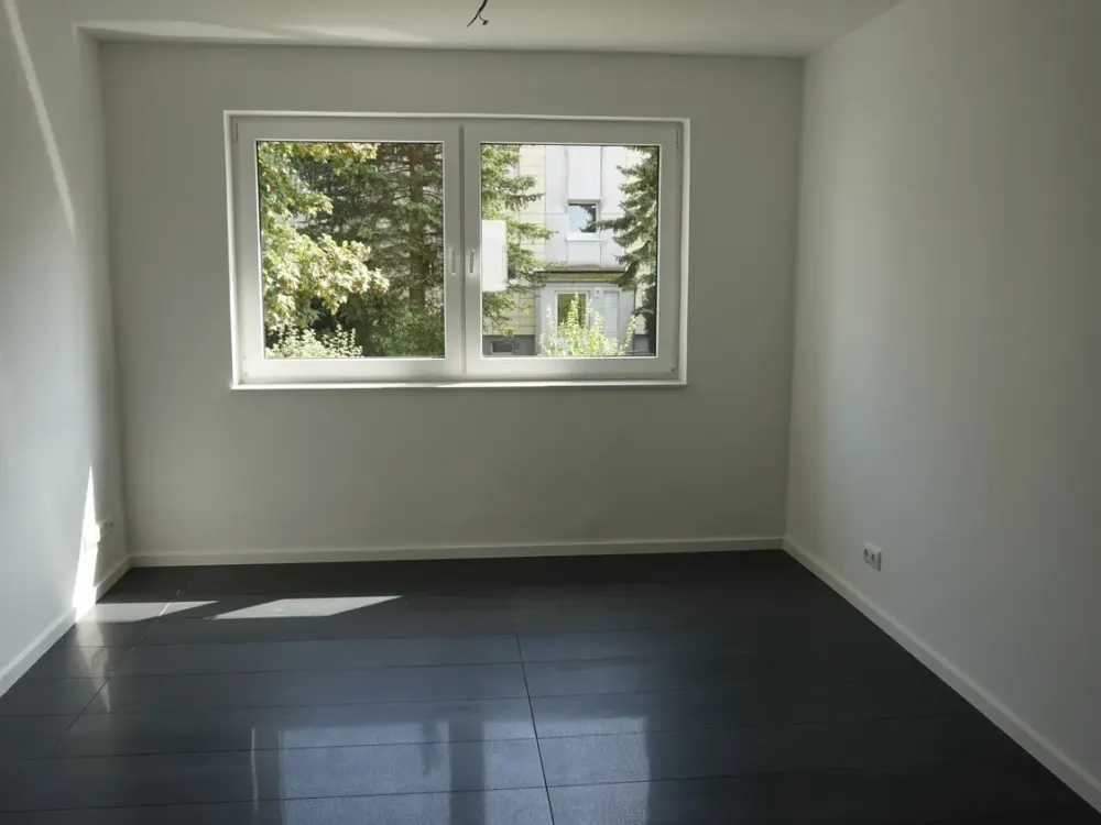 2 bright 3-room apartment on the ground floor with balcony available immediately