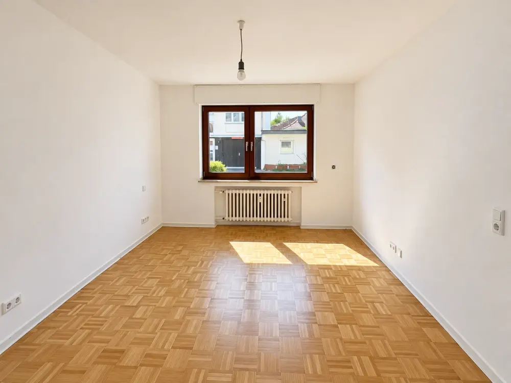 Erdgeschosswohnung mit Einbauküche, eigener Terrasse, Gartenteil und Stellplatz in Köln