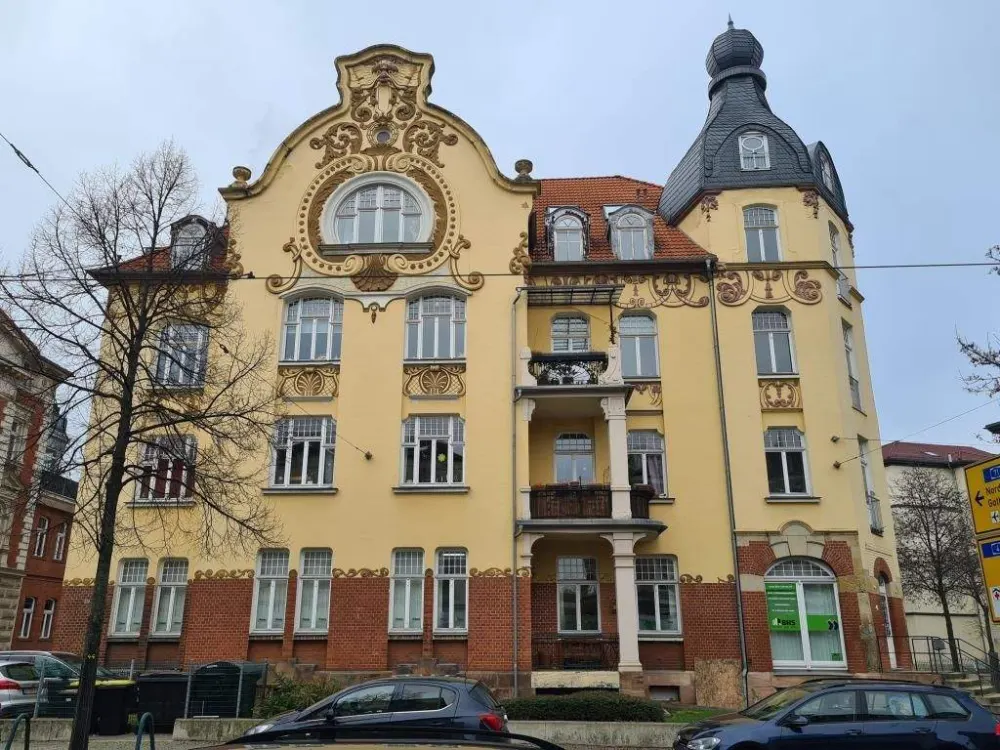 Exclusive 4-Room Apartment with Elevator and Balcony