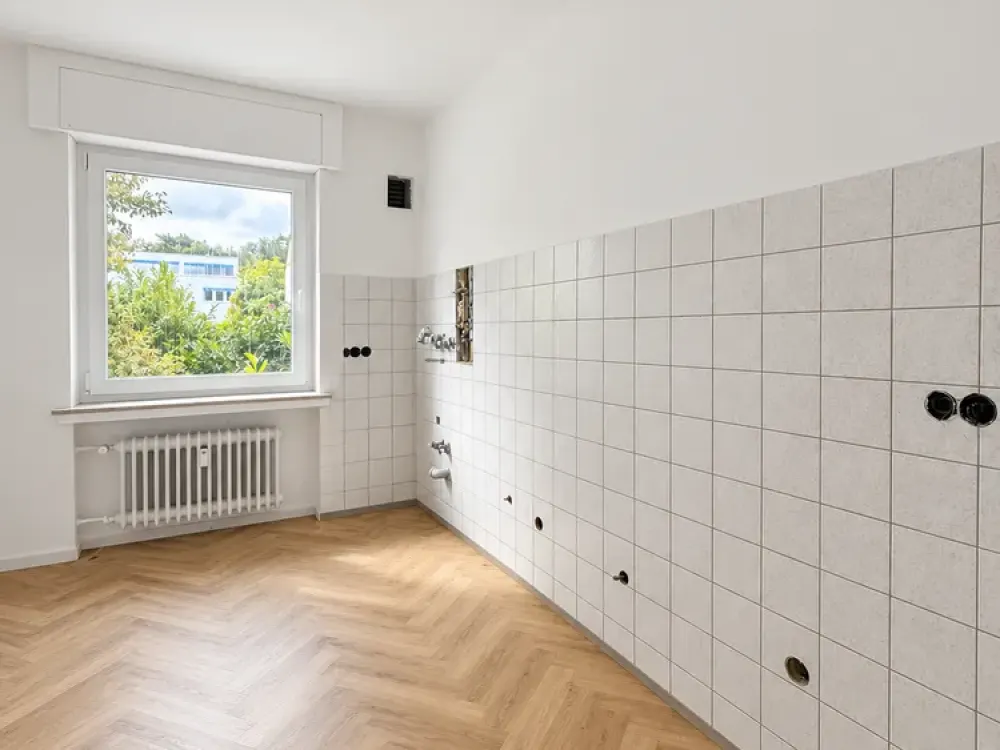 Spacious 2-Room Ground Floor Apartment with Balcony, Direct Garden Access and Garage