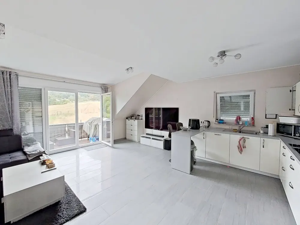 Large 3-Room Apartment with BALCONY and Fitted Kitchen in a Quiet Residential Area