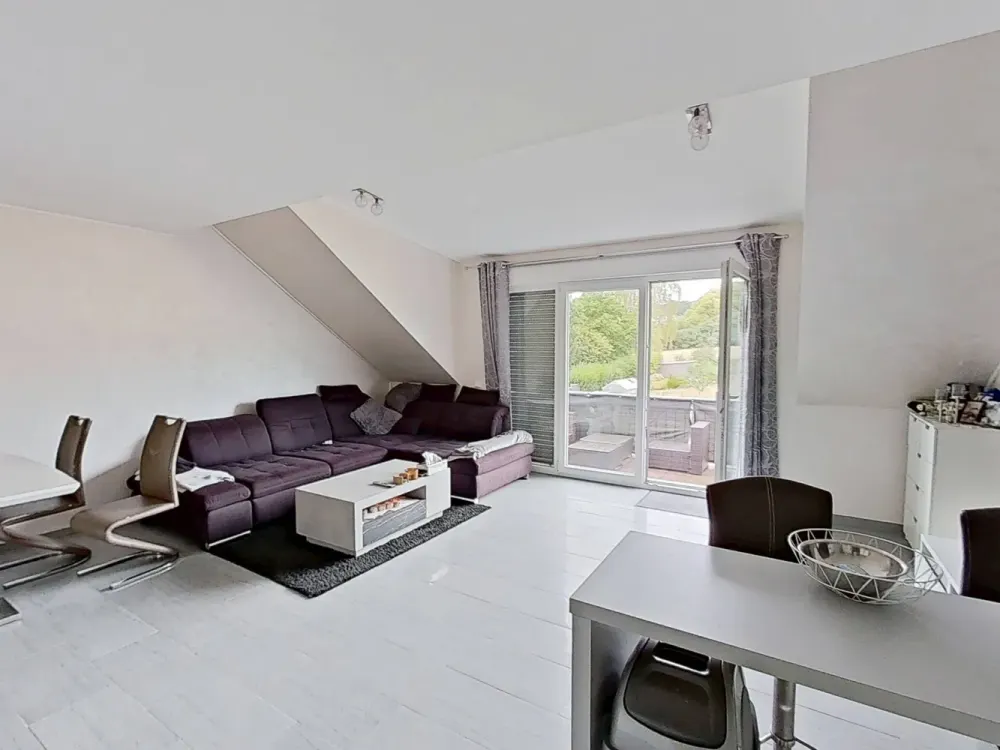 Large 3-Room Apartment with BALCONY and Fitted Kitchen in a Quiet Residential Area