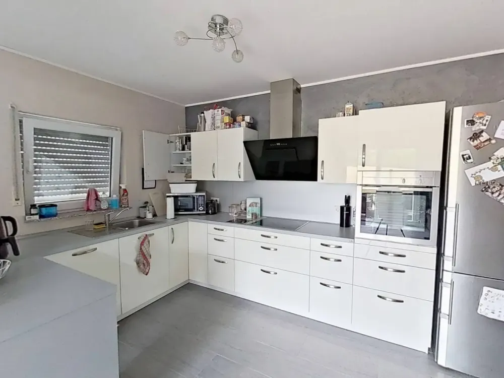 Large 3-Room Apartment with BALCONY and Fitted Kitchen in a Quiet Residential Area