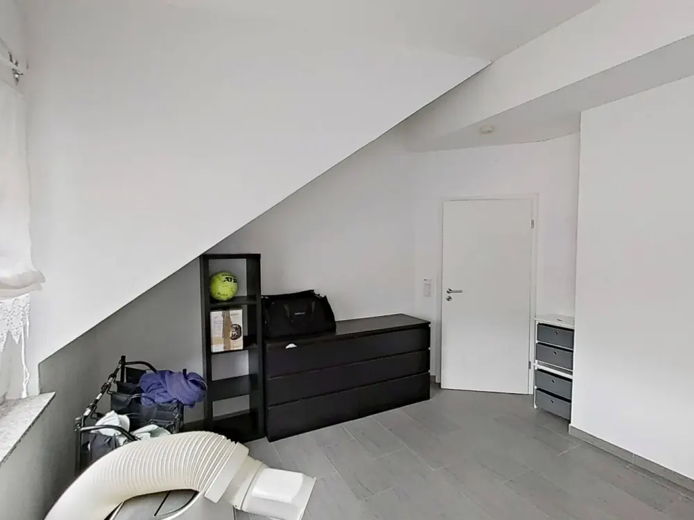 Large 3-Room Apartment with BALCONY and Fitted Kitchen in a Quiet Residential Area