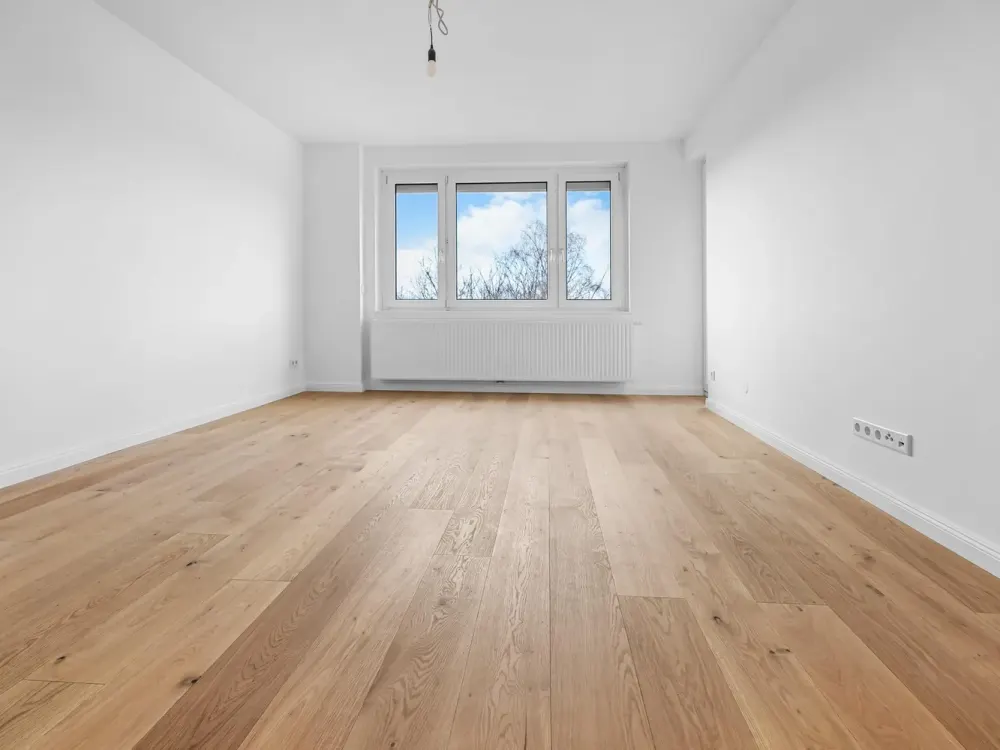 First Occupancy: Newly Renovated 2-Room Apartment with Loggia