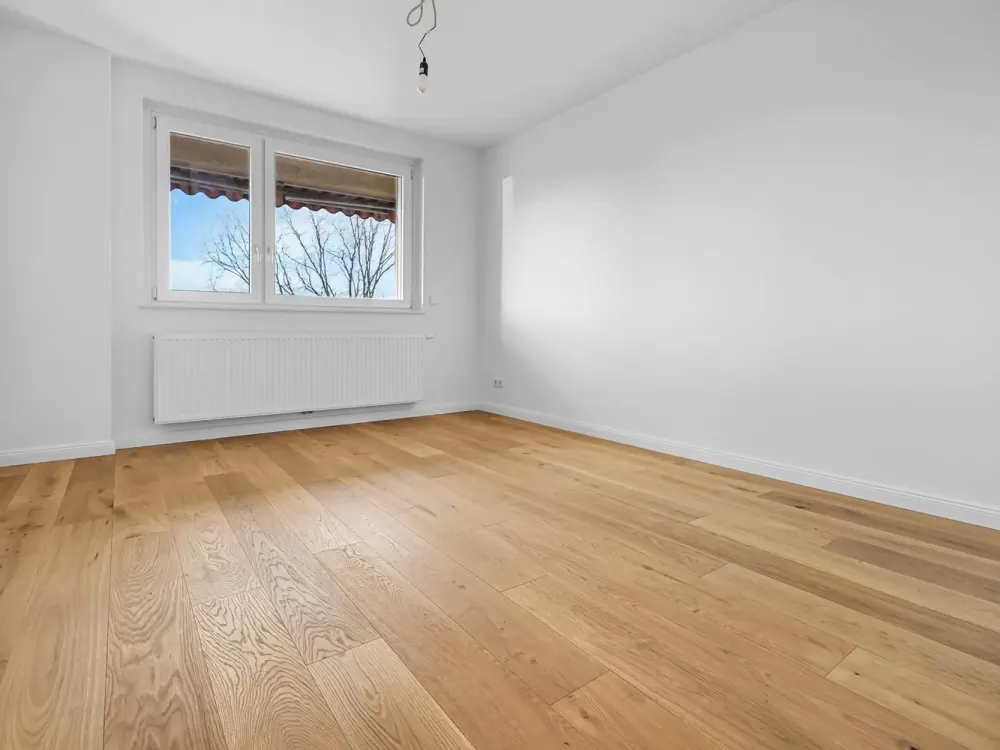 First Occupancy: Newly Renovated 2-Room Apartment with Loggia