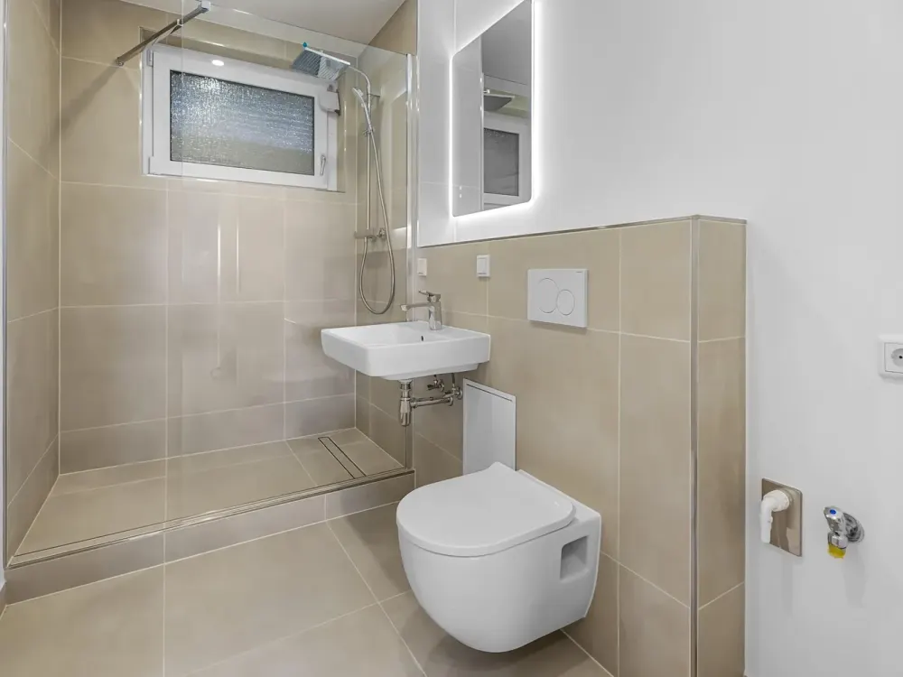 First Occupancy: Newly Renovated 2-Room Apartment with Loggia