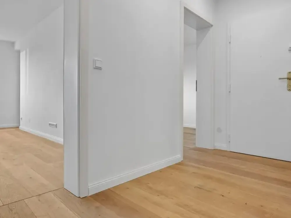 First Occupancy: Newly Renovated 2-Room Apartment with Loggia