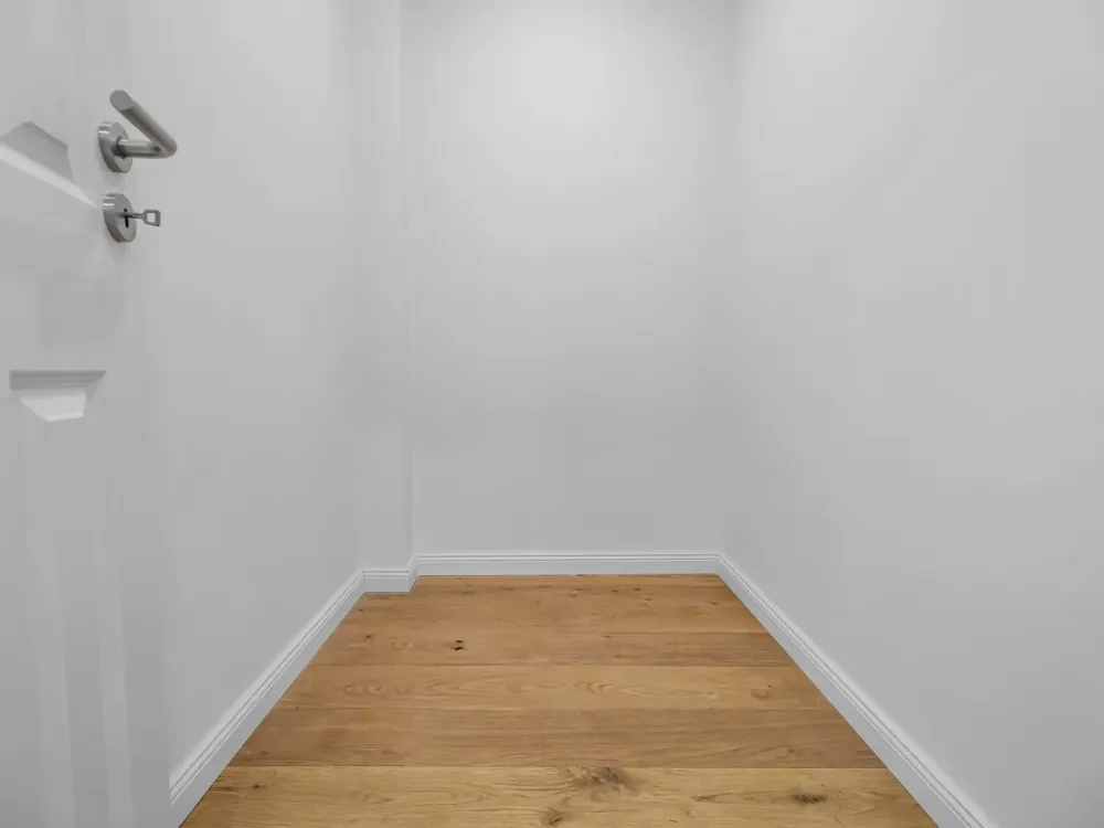 First Occupancy: Newly Renovated 2-Room Apartment with Loggia