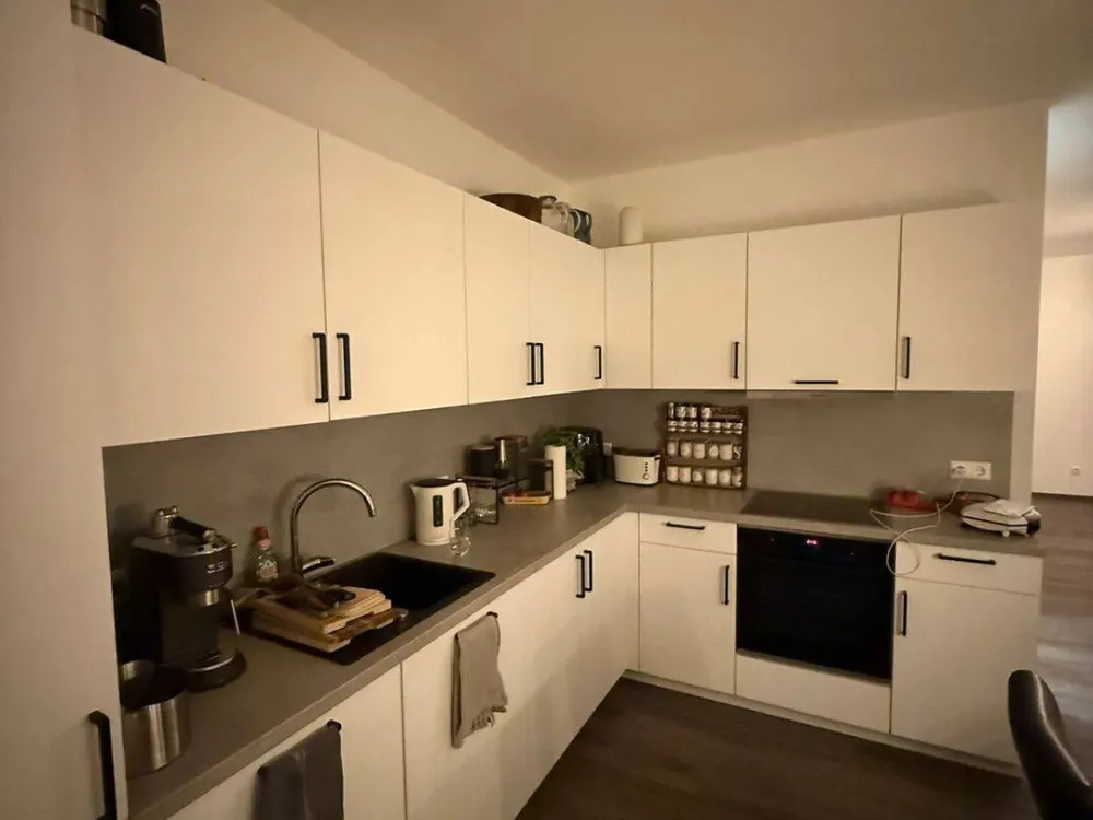 Stylish 3-Room Penthouse in Bremen with Modern Built-In Kitchen