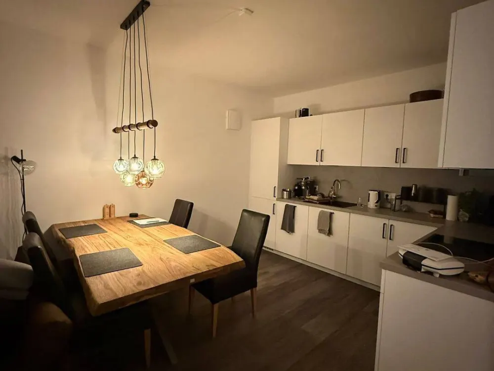 Stylish 3-Room Penthouse in Bremen with Modern Built-In Kitchen