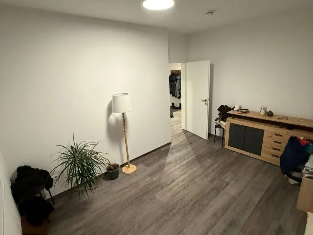 Stylish 3-Room Penthouse in Bremen with Modern Built-In Kitchen
